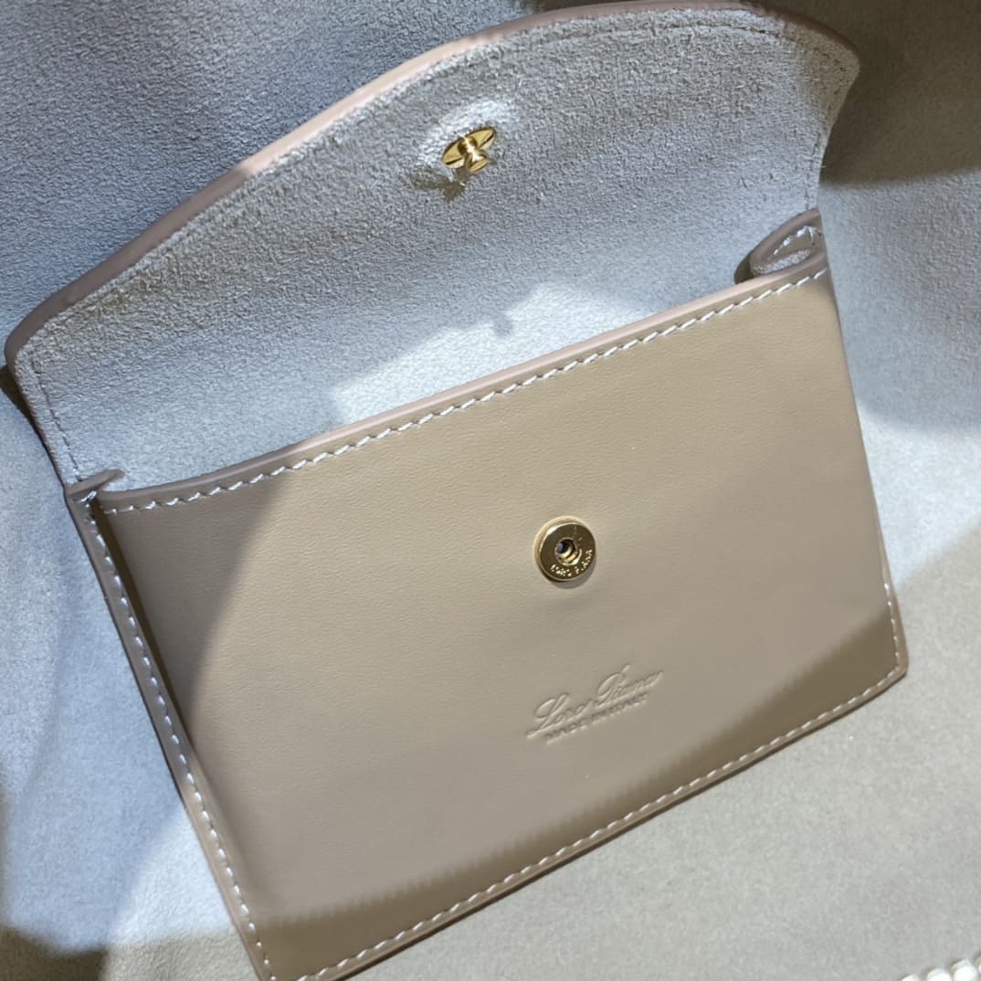 TÚI Loro Piana Women Extra bằng da bê màu nâu nhạt