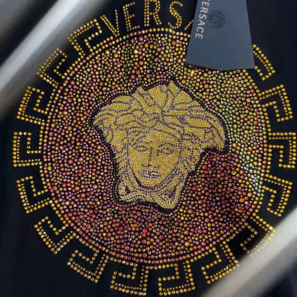ÁO Versace Embellished Medusa T-shirt in Cotton-Black