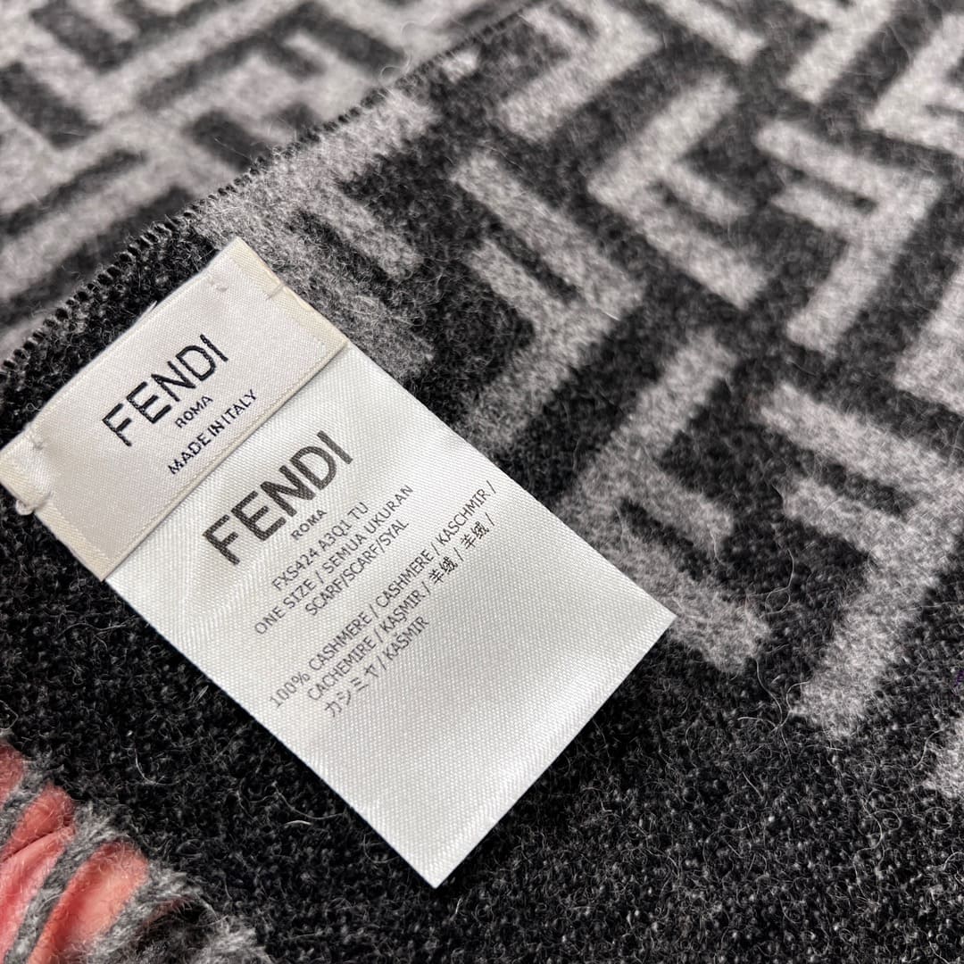 KHĂN FENDI Double F travel blanket scarf