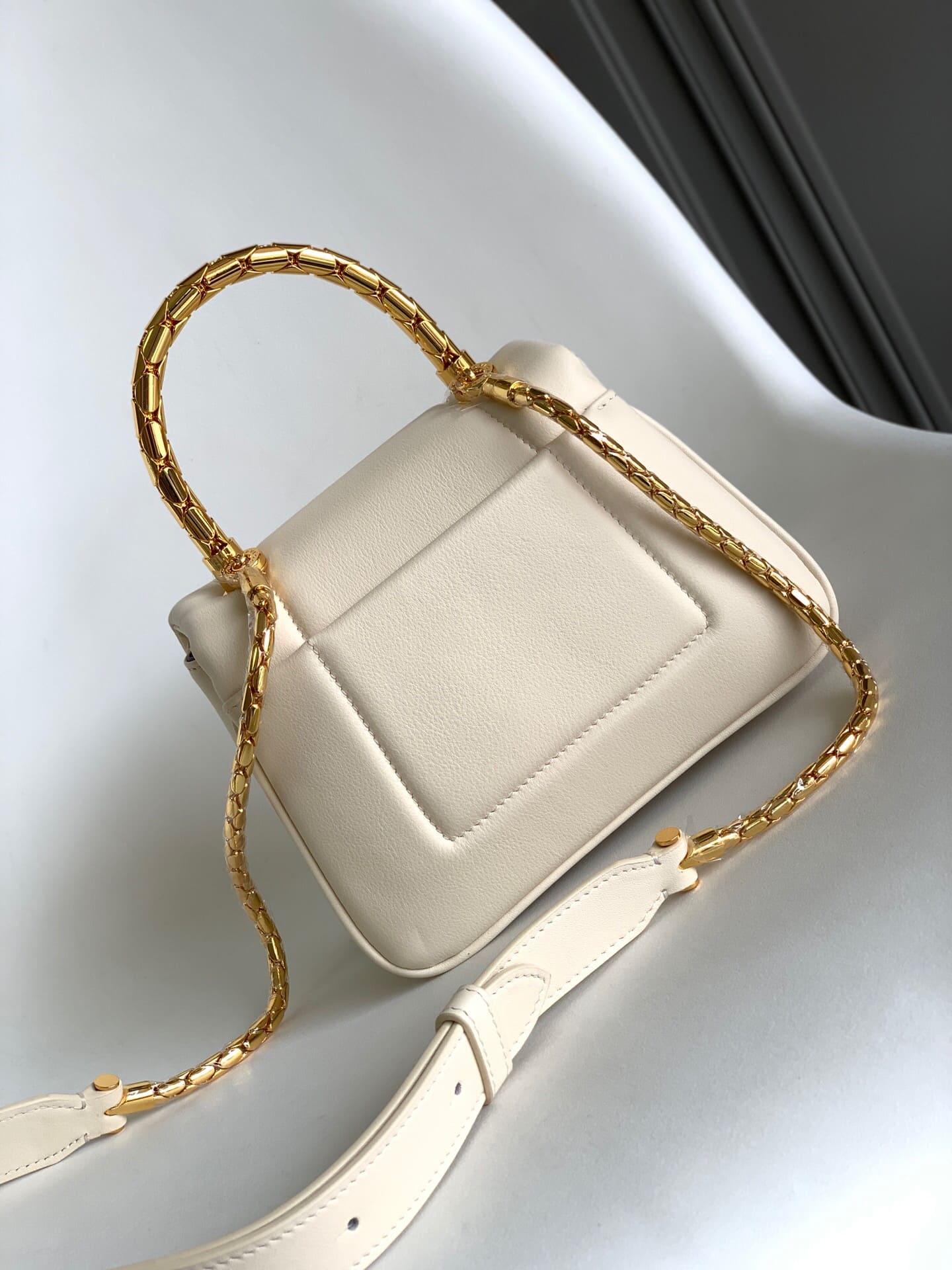 TÚI BVLGARI SERPENTI CALFSKIN WHITE