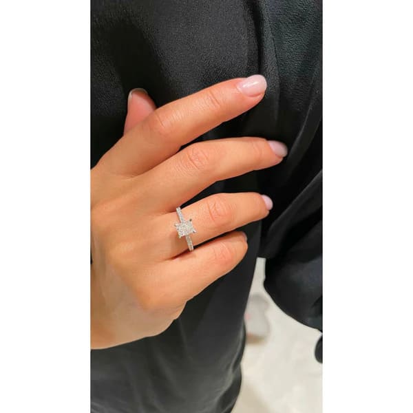 Nhẫn kim cương nhân tạo hình thuôn dài vàng 18K