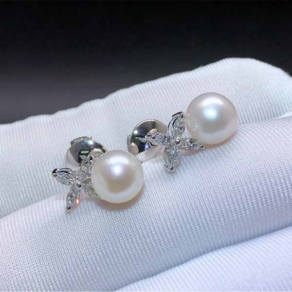 Bông tai Tiffany & Co Victoria kim cương ngọc trai bạch kim