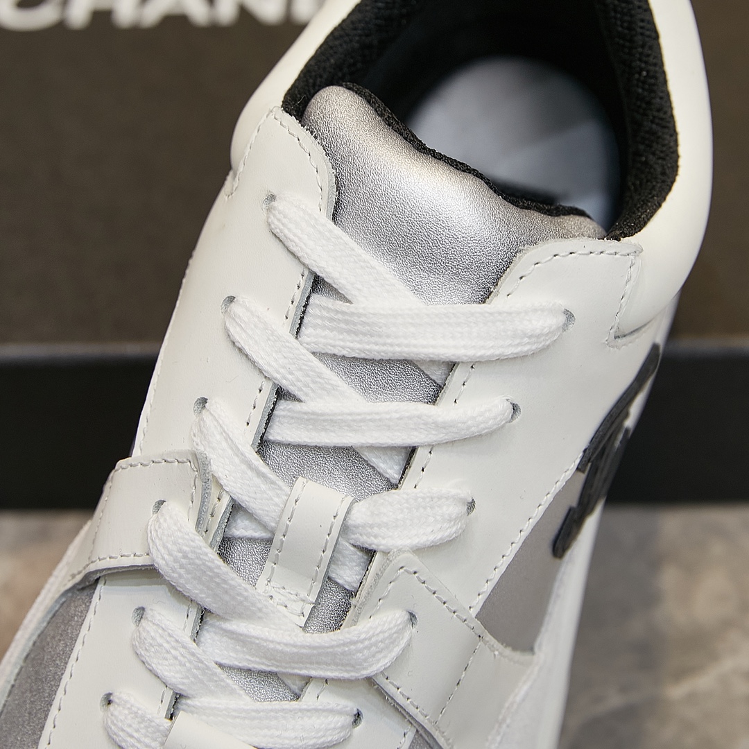 GIÀY CHANEL WHITE SUEDE LOGO SNEAKERS