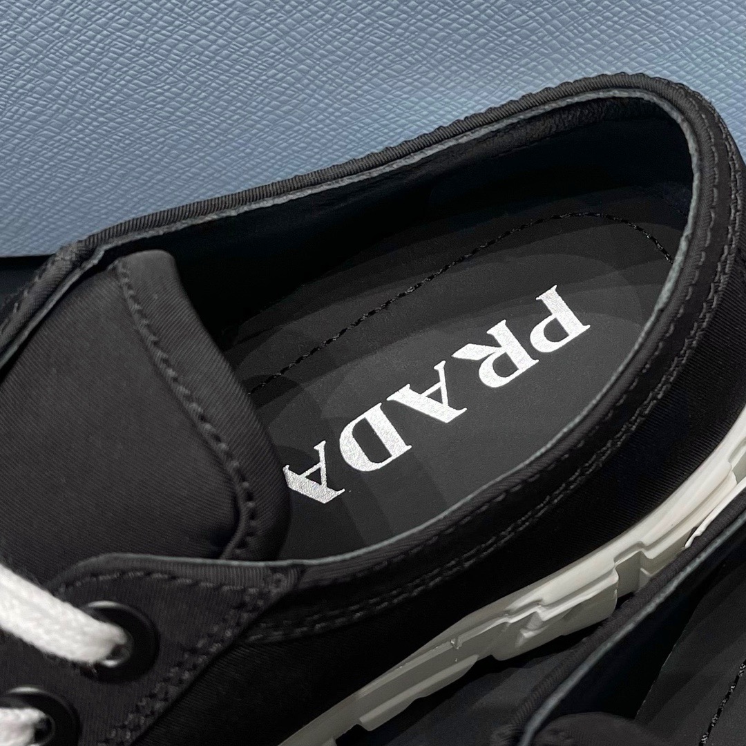 GIÀY PRADA TRIANGLE LOGO SNEAKERS SHOES