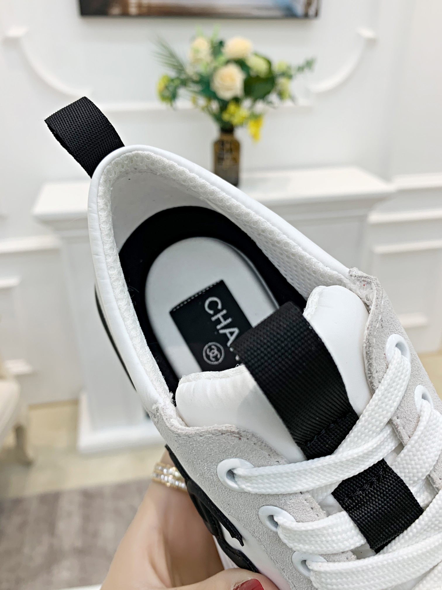 GIÀY CHANEL WHITE SUEDE  LOGO SNEAKERS