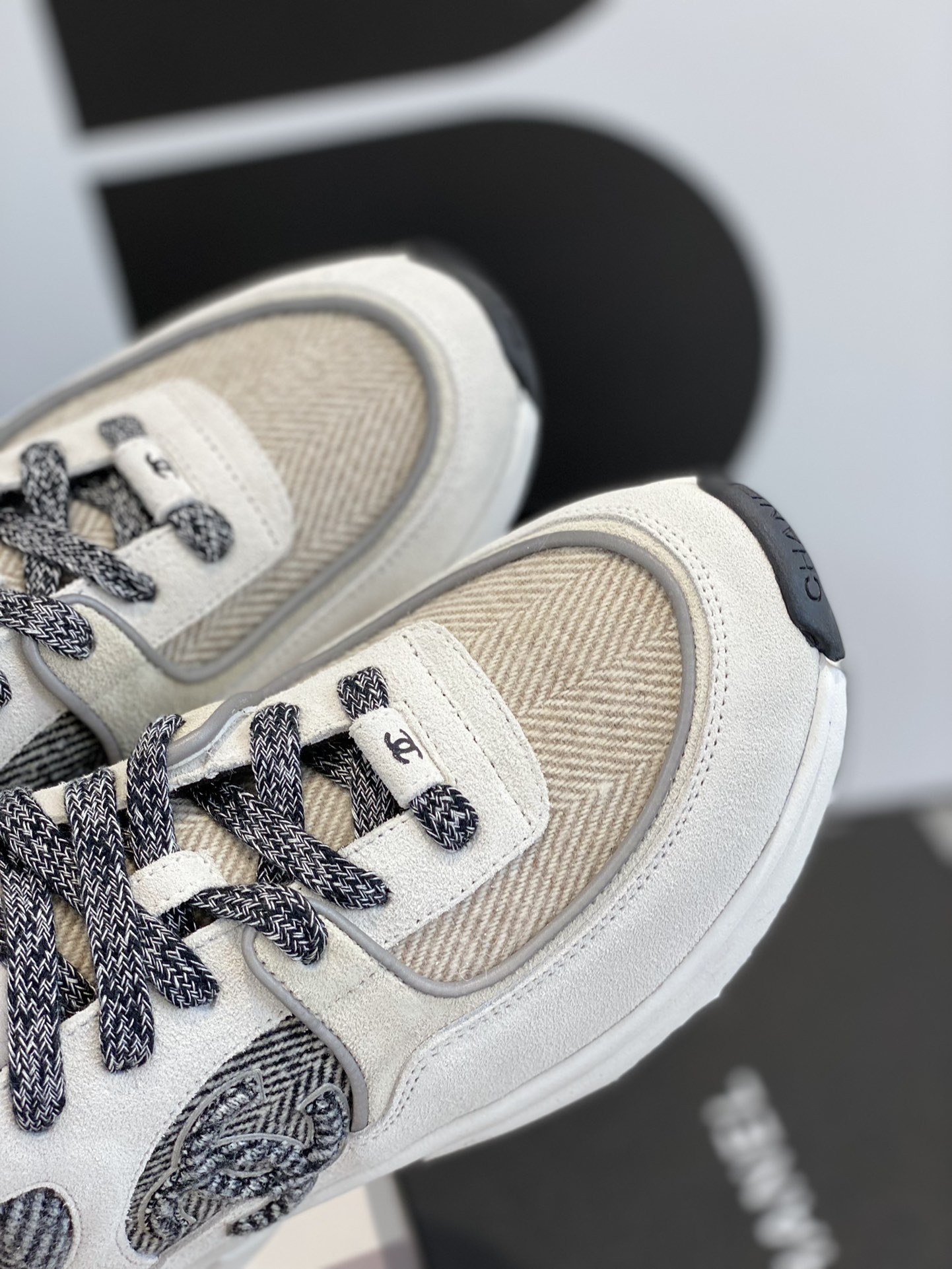 GIÀY CHANEL GREY SUEDE LOGO SNEAKERS