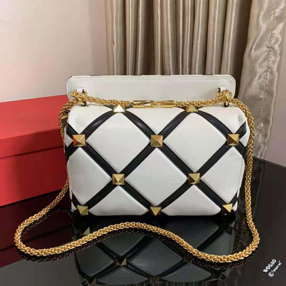 TÚI Valentino Large Roman Stud the Shoulder Bag in Nappa with Grid Detailing-White