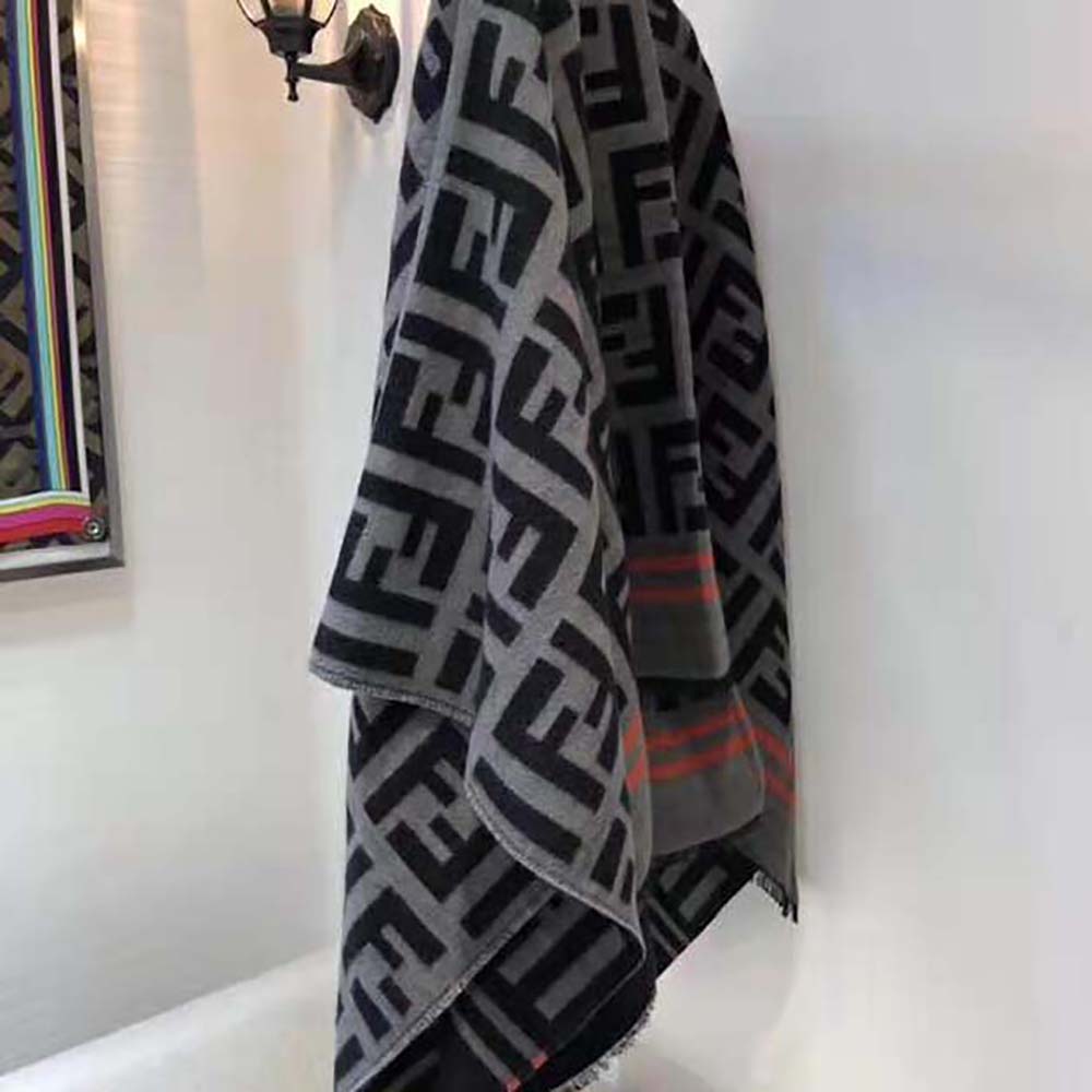 KHĂN Fendi Women FF Poncho Multicolor Wool and Silk Poncho-Silver