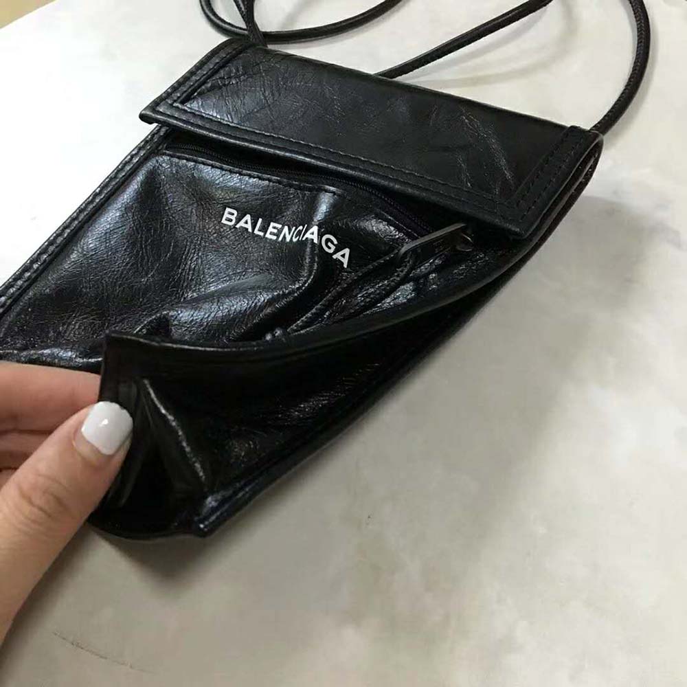 TÚI Balenciaga Explorer Pouch Strap in Leather-Black