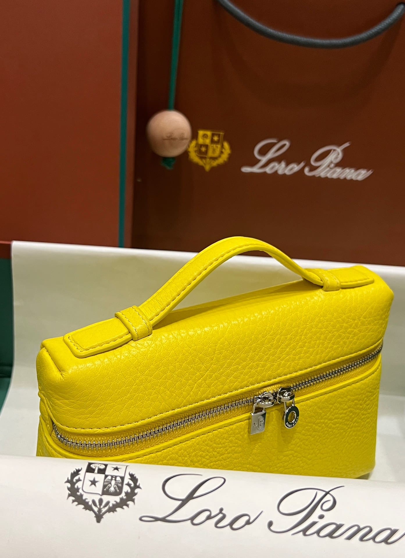 TÚI Loro Piana Women Extra bằng da bê màu vàng