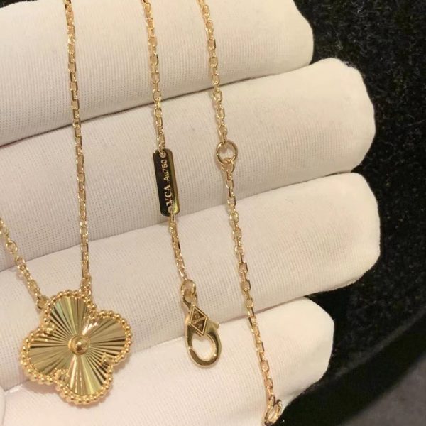 Vòng cổ Van Cleef & Arpels Vintage Alhambra Guilloché vàng vàng 18K