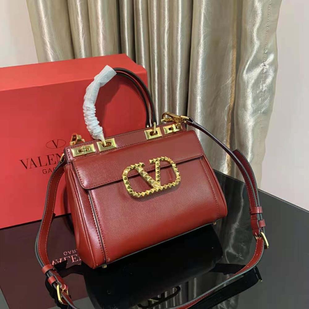 TÚI Valentino Rockstud Alcove Handbag in Grainy Calfskin-Red