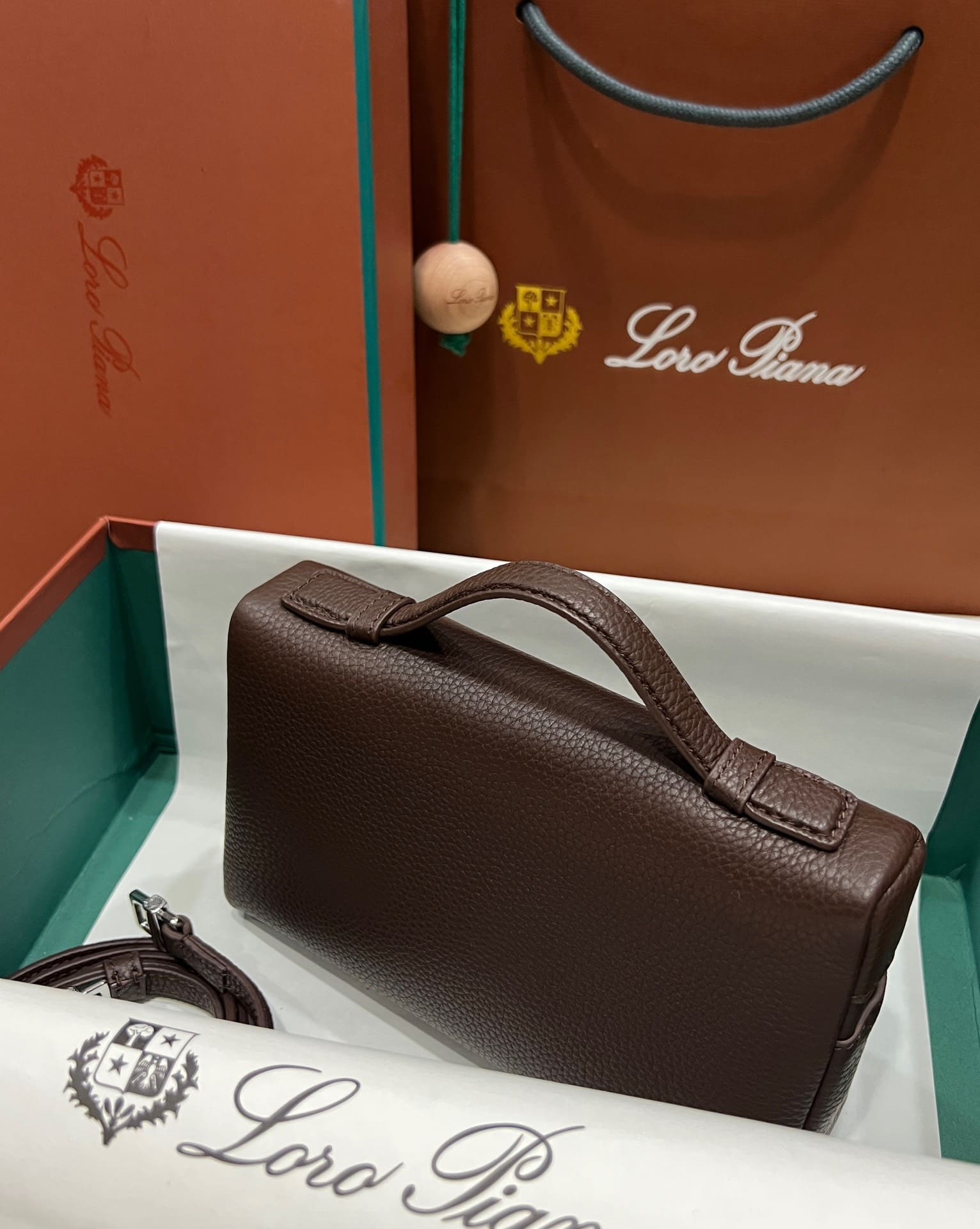 TÚI Loro Piana Women Extra bằng da bê màu nâu đậm