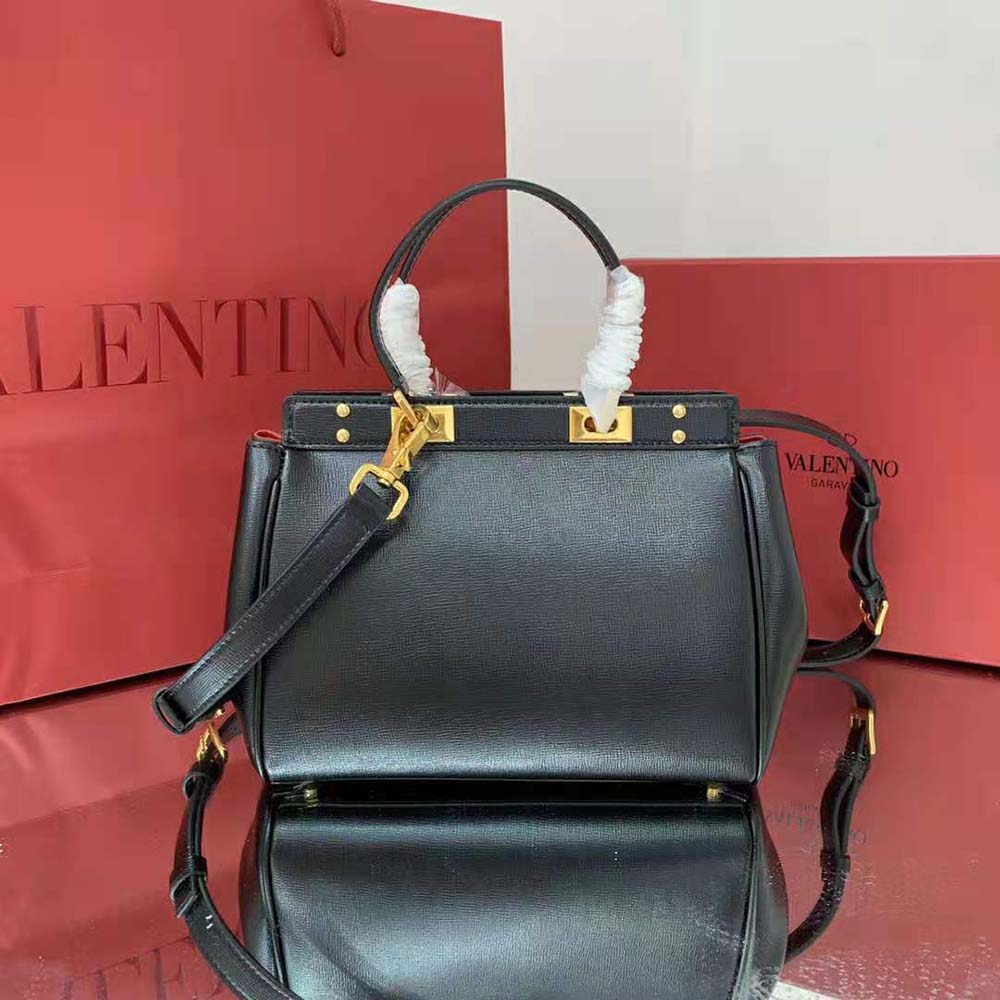 TÚI Valentino Rockstud Alcove Handbag in Grainy Calfskin-Black