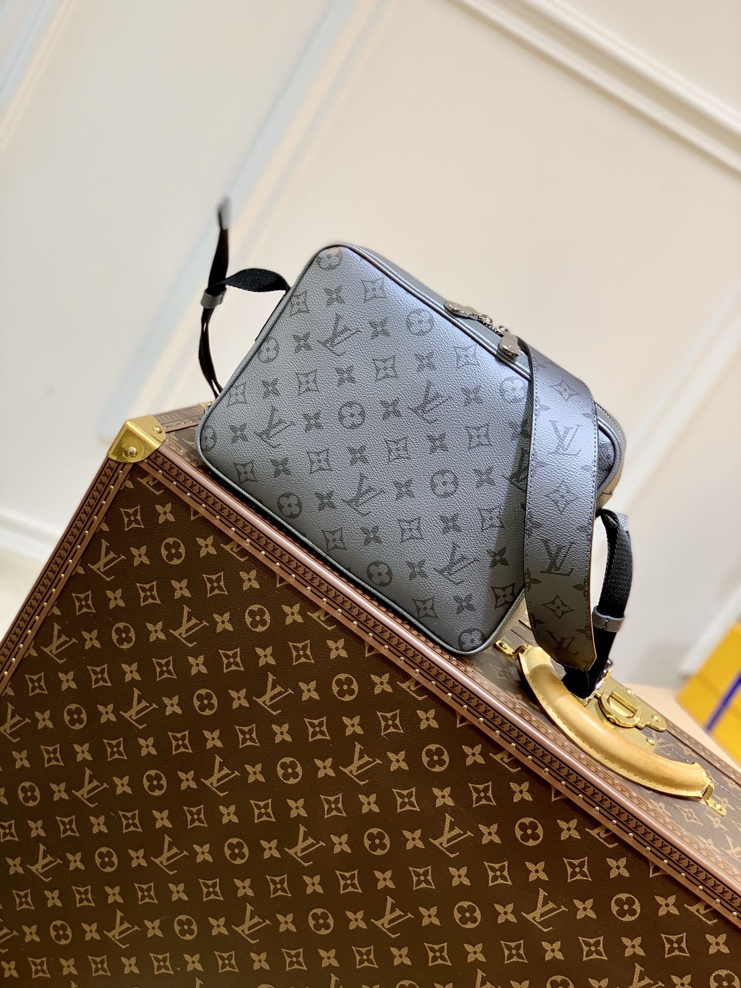 TÚI LOUIS VUITTON Outdoor Monogram Taga Messenger Bag