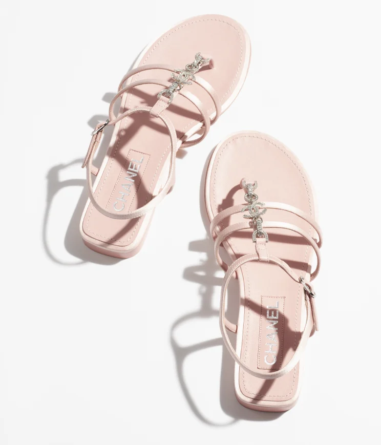 GIÀY SANDAL CHANEL LIGHT PINK SATIN STONES HỒNG NHẠT GLITTER LOGO 15MM
