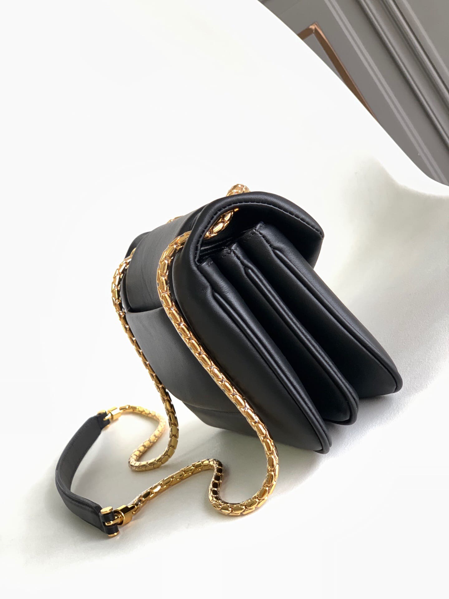 TÚI BVLGARI SERPENTI CALFSKIN BLACK