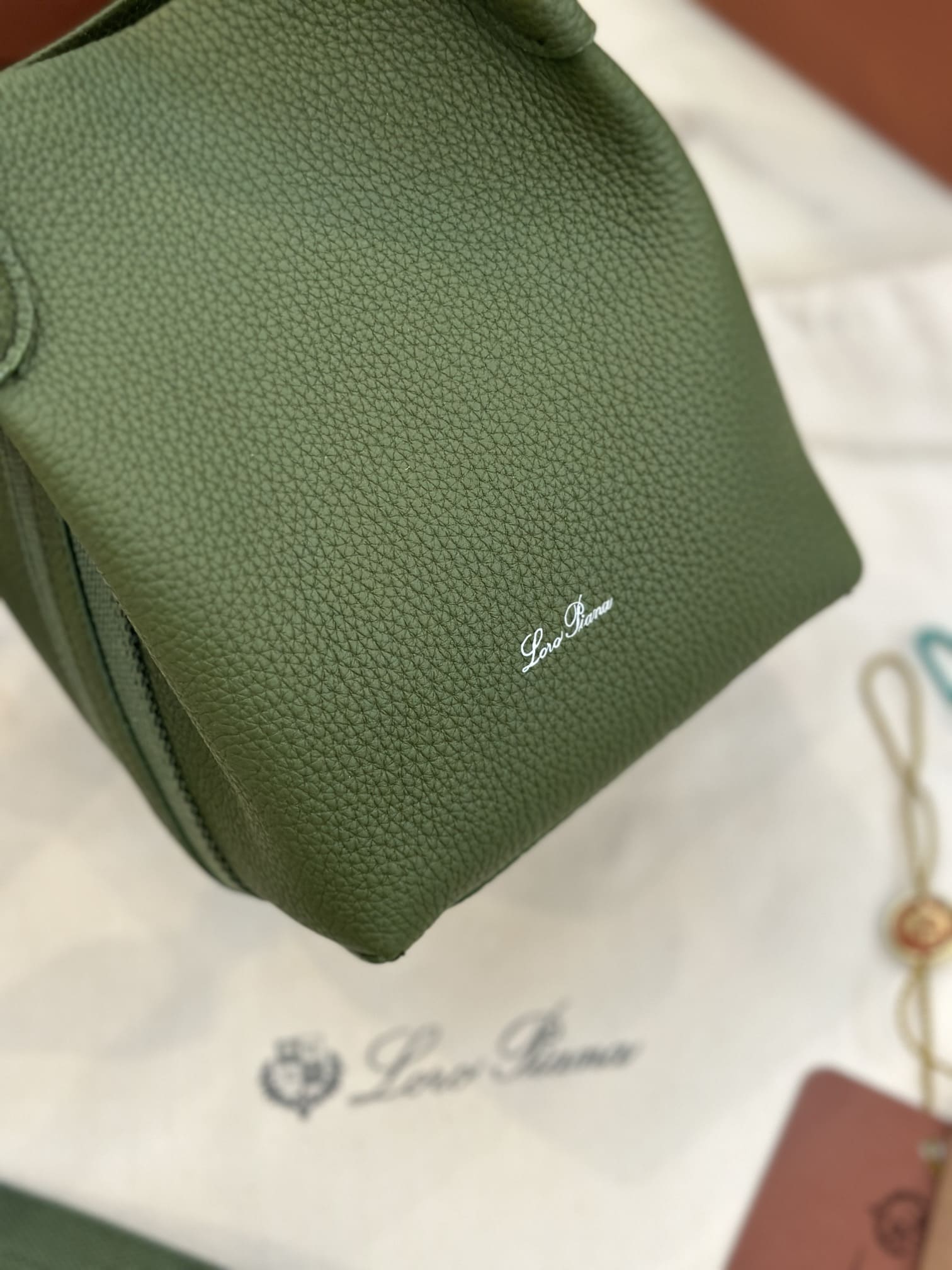 TÚI Loro Piana Bale Micro bằng da bê màu xanh lá cây