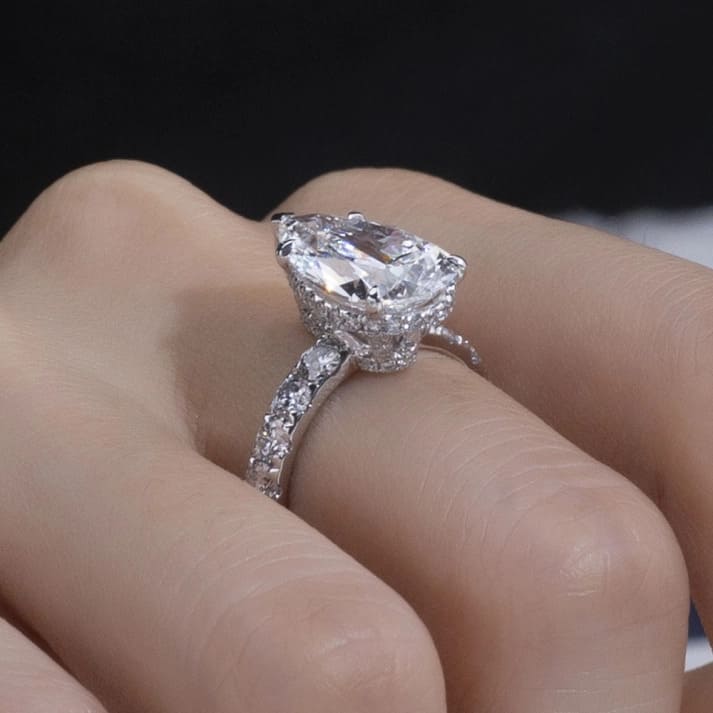 Nhẫn kim cương nhân tạo hình quả lê 4.06CT E VVS2  vàng trắng 18K