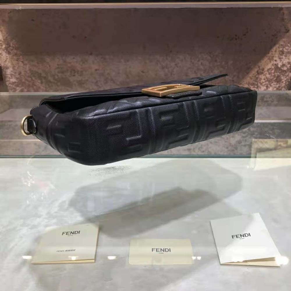 TÚI Fendi Iconic Medium Baguette Black Leather Bag