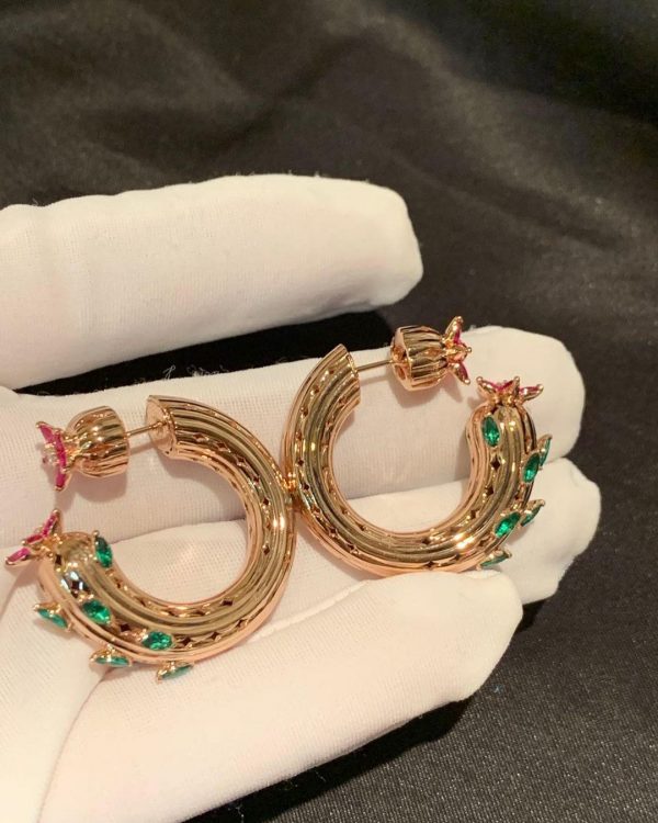 Bông tai Cartier Cactus de Cartier ngọc lục bảo và hồng ngọc vàng hồng 18K