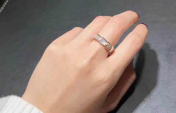 Nhẫn Bulgari Serpenti Viper vàng hồng 18K đính kim cương và xà cừ (Liên hệ để biết giá)