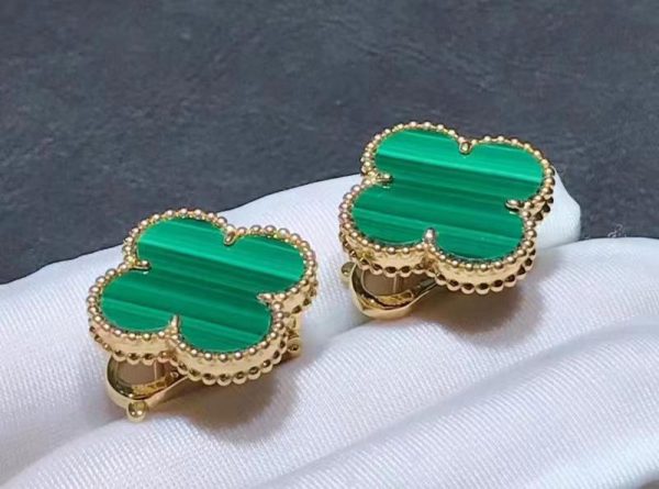 Bông tai Van Cleef & Arpels Magic Alhambra Malachite vàng hồng 18K