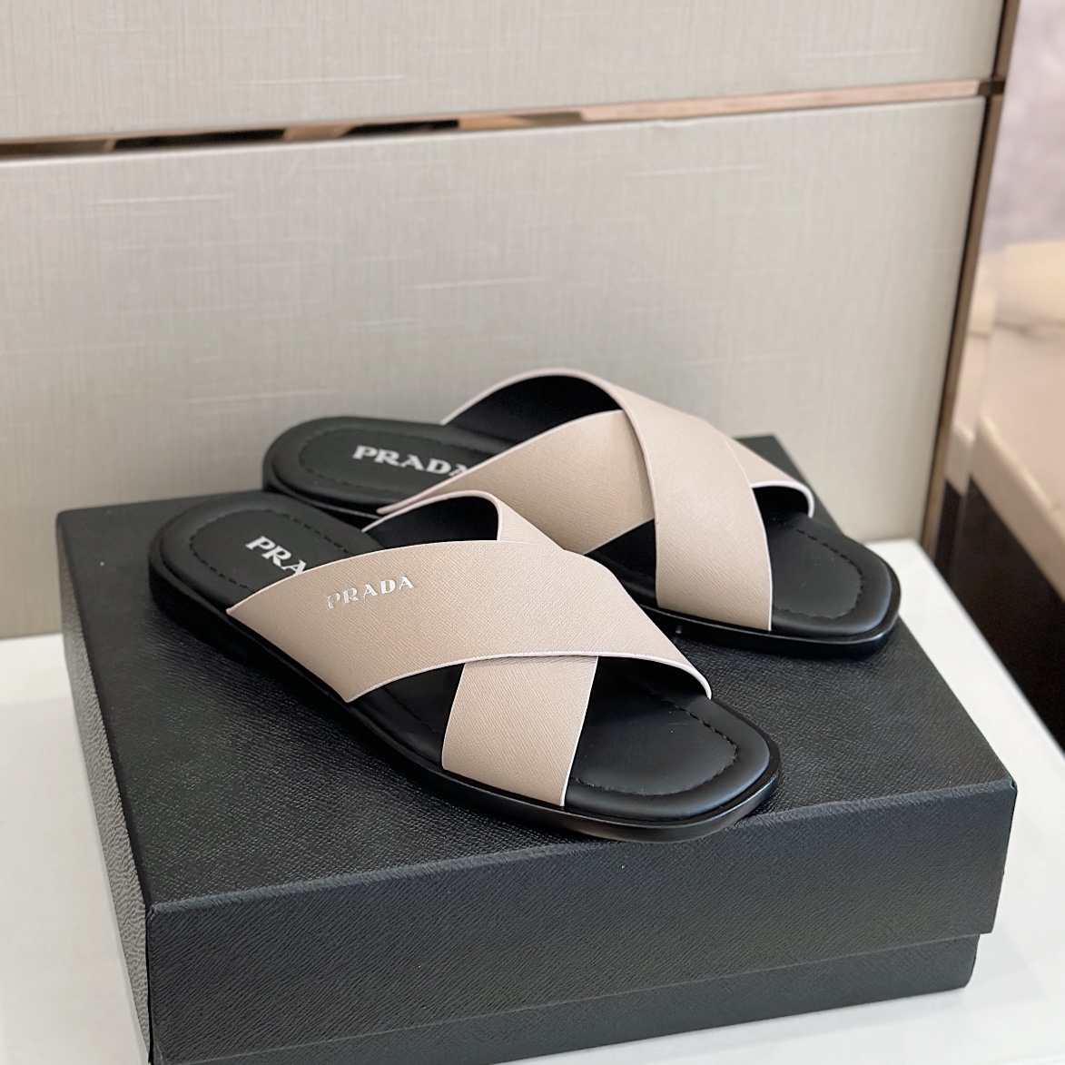 DÉP PRADA TRIANGLE SLIPPER