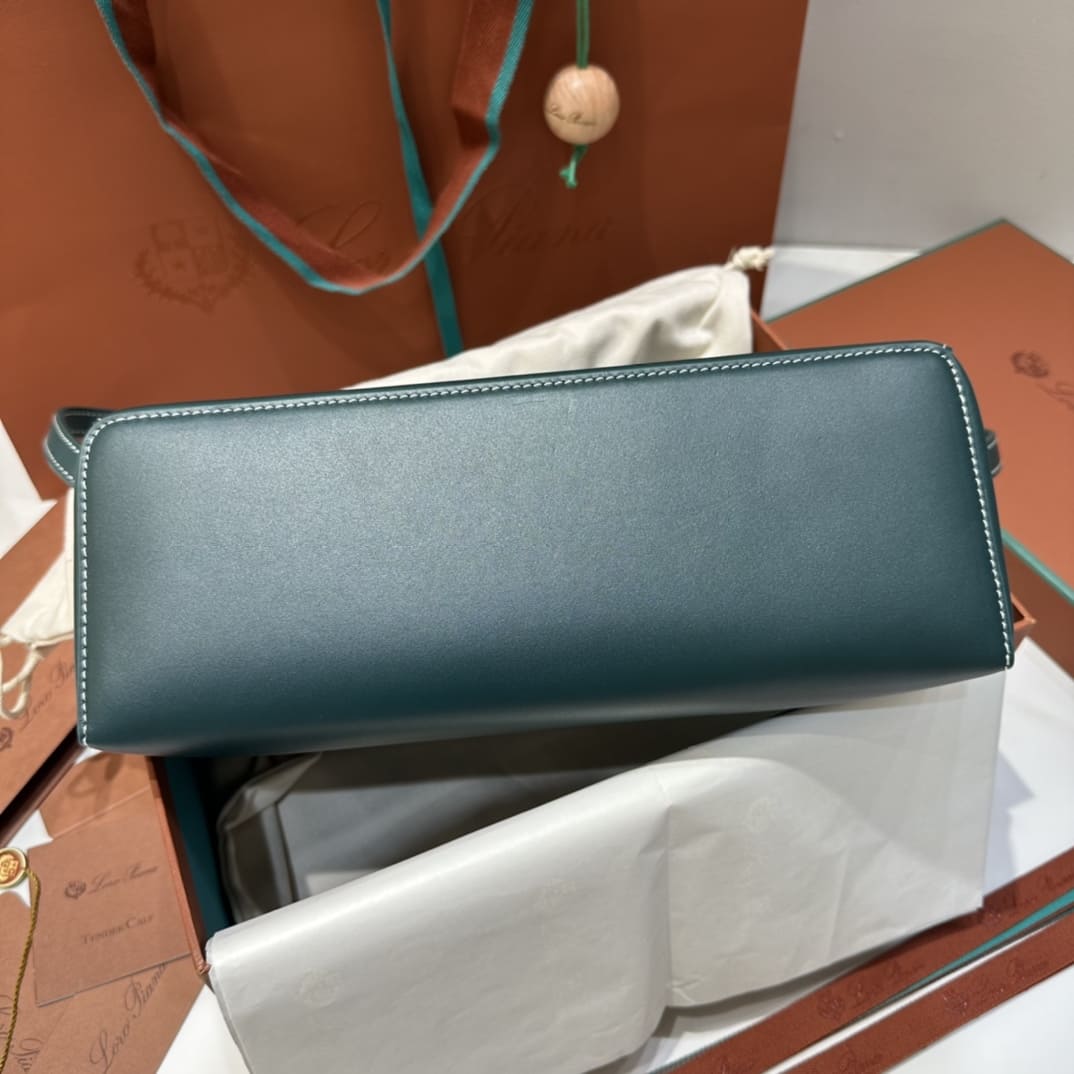 TÚI Loro Piana Women Extra bằng da bê màu xanh lá cây