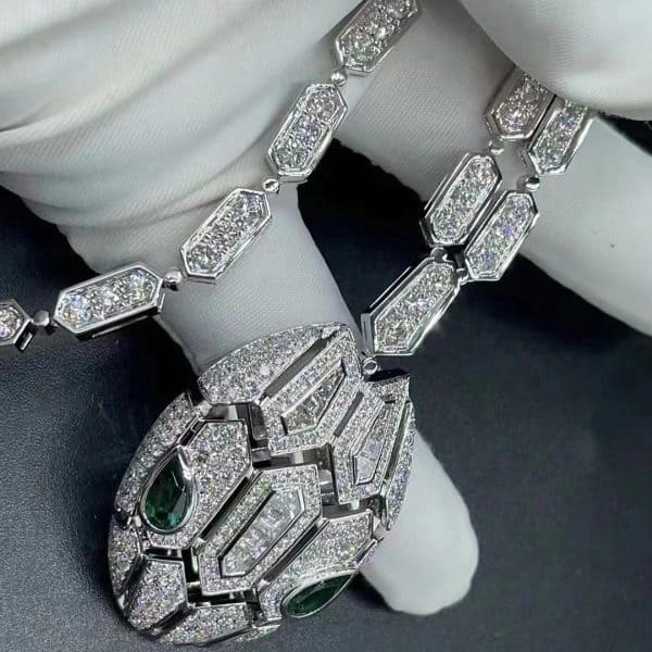 Dây chuyền Serpenti mắt ngọc lục bảo đính kim cương toàn bộ bằng vàng trắng 18K  (Liên hệ để biết giá)