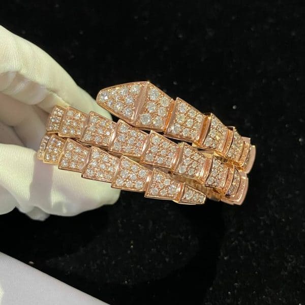 Vòng tay Bulgari Double Coil Diamond Paved Serpenti Viper bằng vàng hồng 18K (Liên hệ để biết giá)
