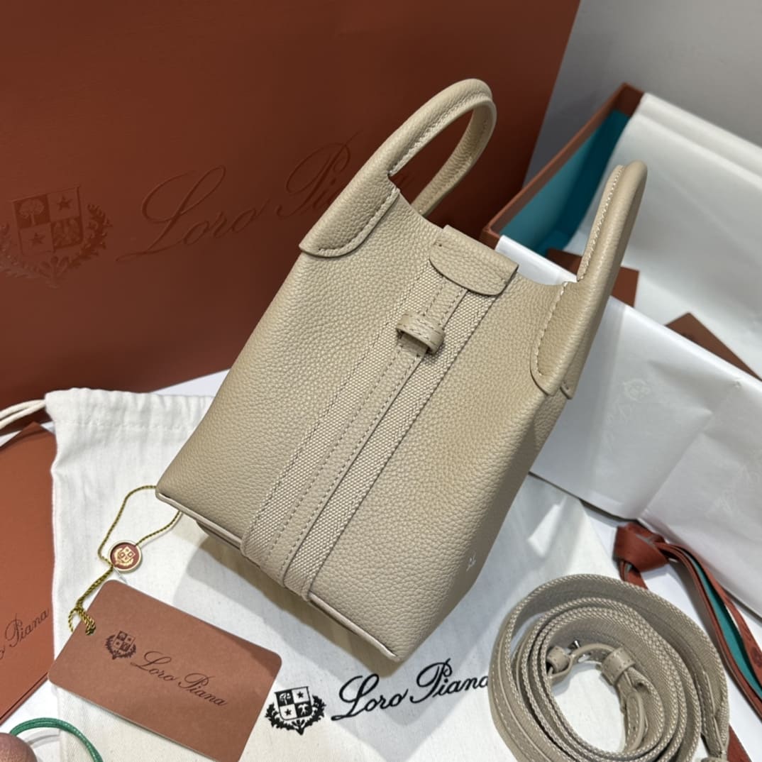 TÚI Loro Piana Bale Micro bằng da bê màu be Beige