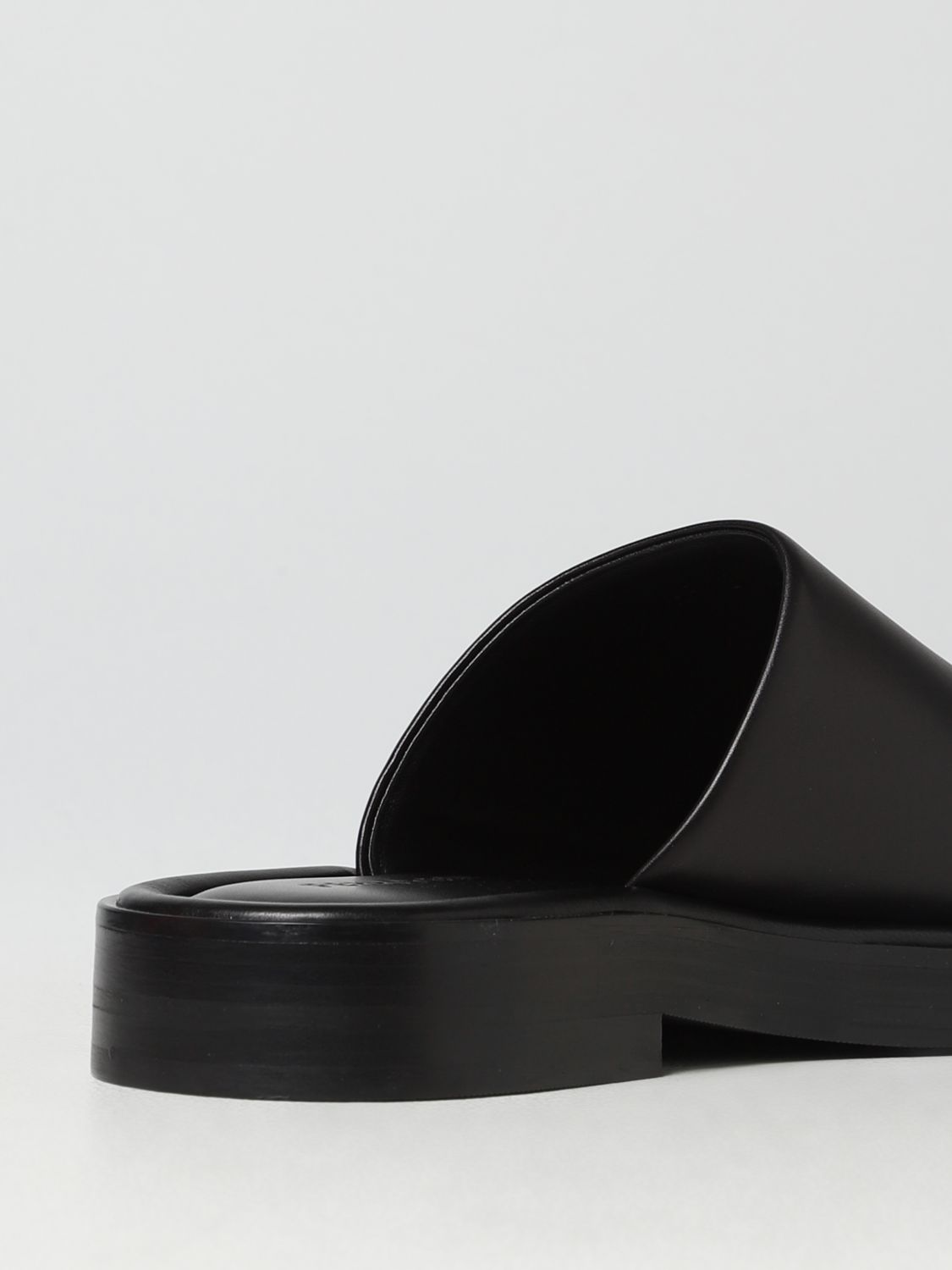 GIÀY SALVATORE FERRAGAMO Black Leather sandals