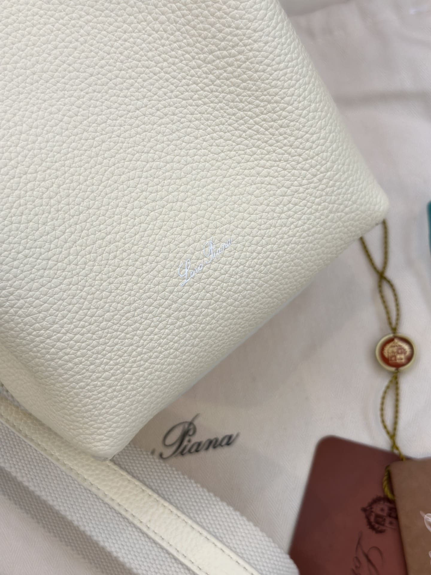 TÚI Loro Piana Bale Micro bằng da bê màu trắng