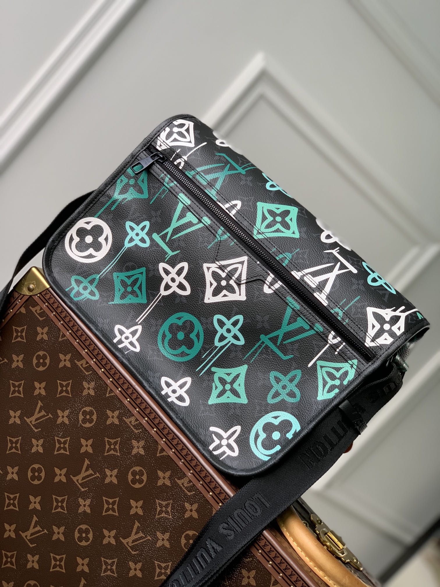TÚI LOUIS VUITTON  Archy Monogram Eclipse Messenger Bag