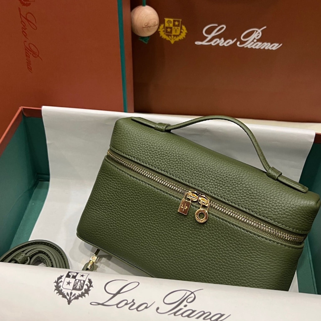 TÚI Loro Piana Women Extra bằng da bê màu xanh Olive