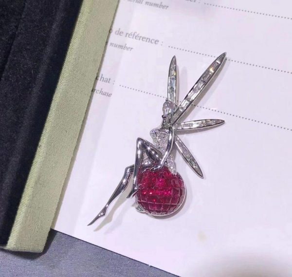 Trâm cài Van Cleef & Arpels Fée Caresse d'Eole kim cương Ruby Fairy vàng trắng 18K
