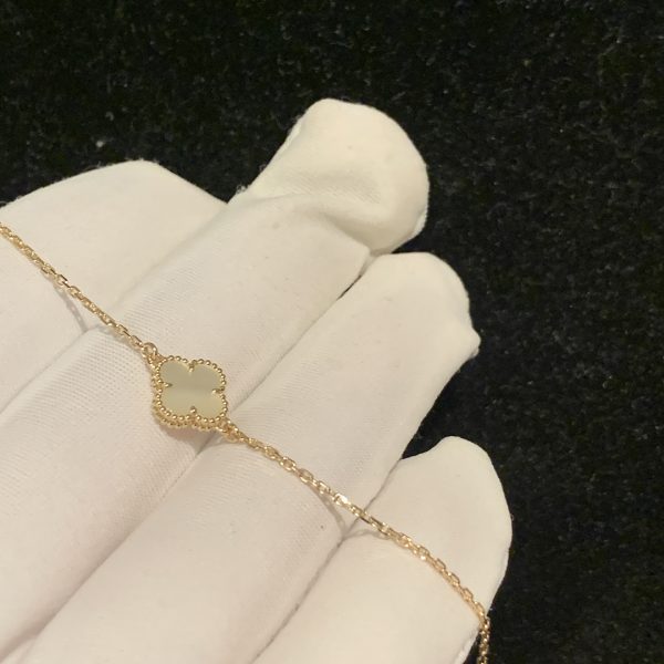 Vòng tay Van Cleef & Arpels Sweet Alhambra M.O.P xà cừ vàng vàng 18K