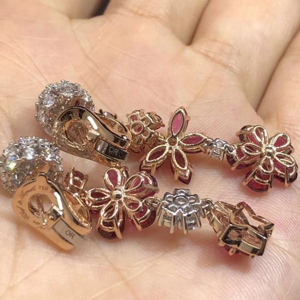 Bông tai Van Cleef & Arpels Folie des Prés Kim cương hồng ngọc vàng trắng 18K