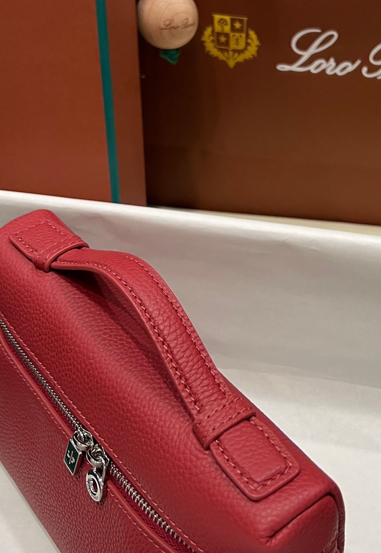 TÚI Loro Piana Women Extra bằng da bê màu đỏ