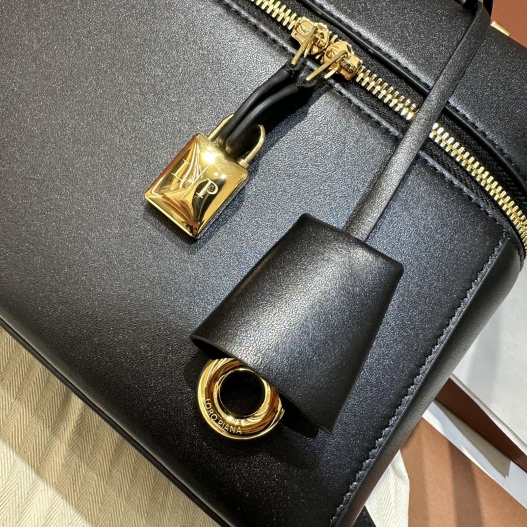 TÚI Loro Piana Women Extra bằng da bê màu đen