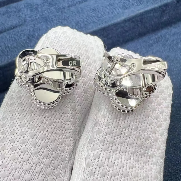 Bông tai Van Cleef & Arpels Guilloche Vintage Alhambra vàng trắng 18K