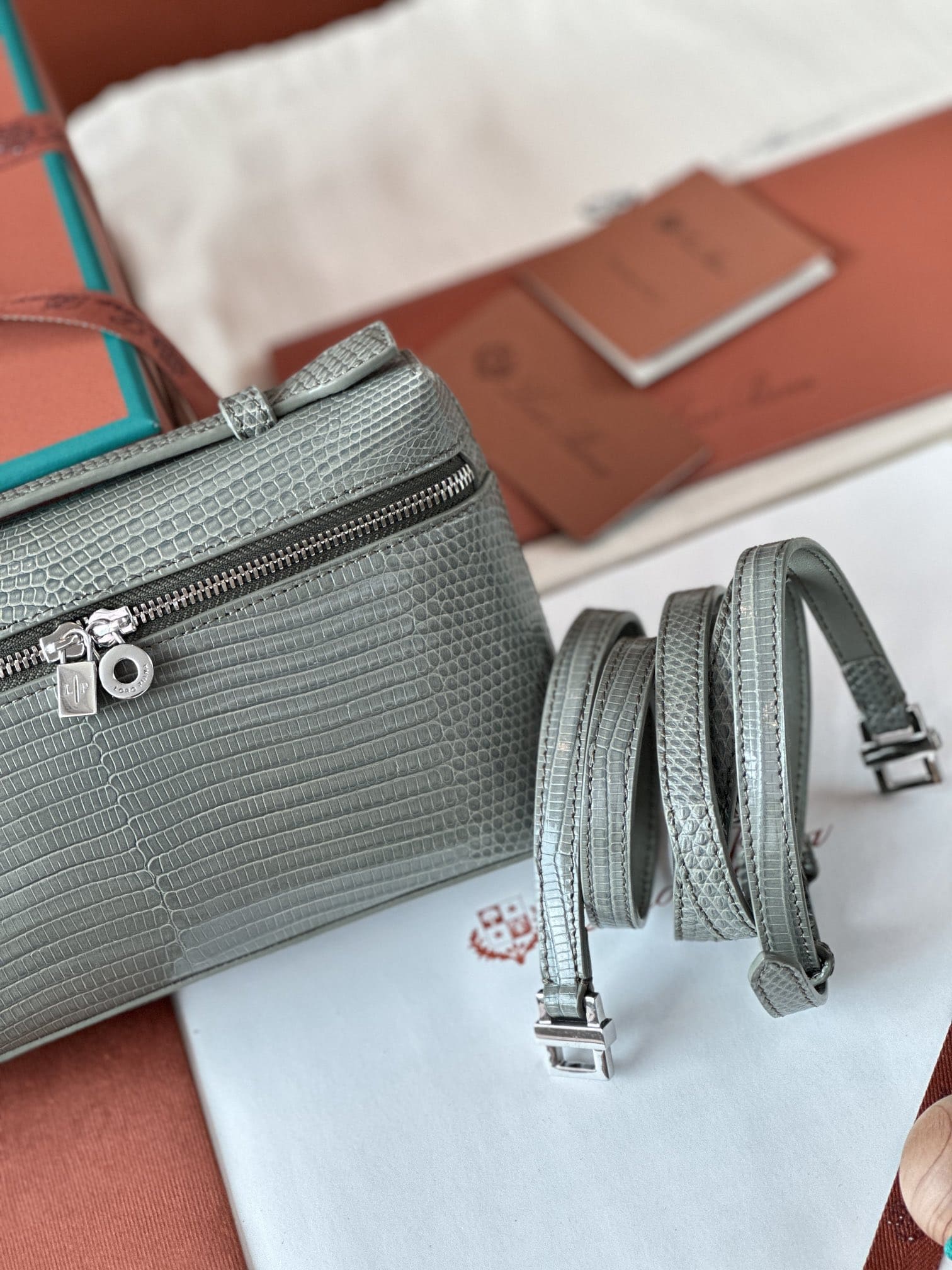 TÚI Loro Piana Women Extra bằng da thằn lằn(Liên hệ để được giá tốt nhất)