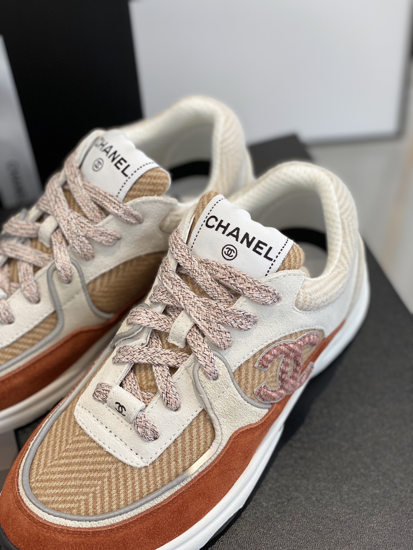 GIÀY CHANEL ORANGE SUEDE LOGO SNEAKERS