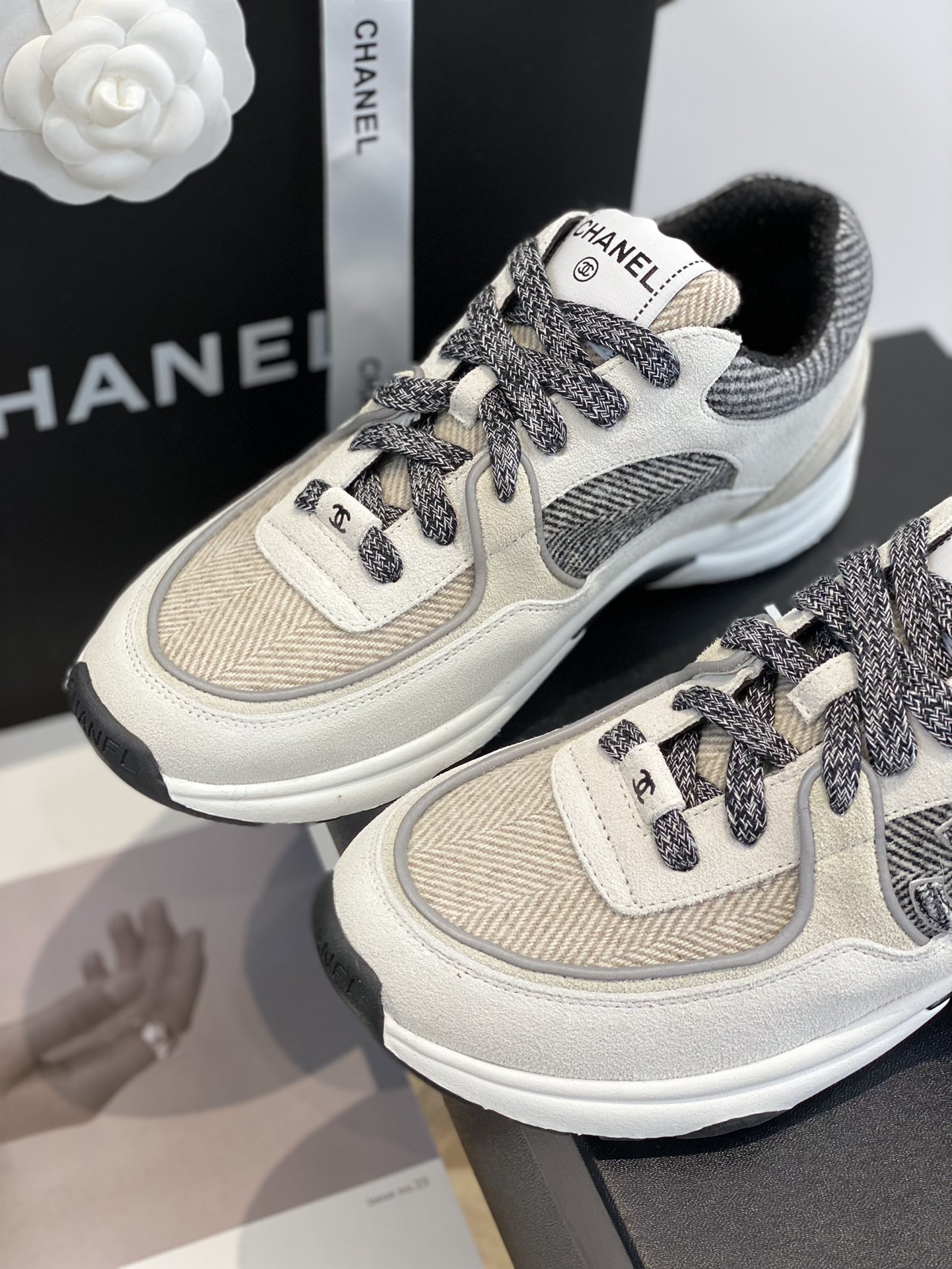 GIÀY CHANEL GREY SUEDE LOGO SNEAKERS
