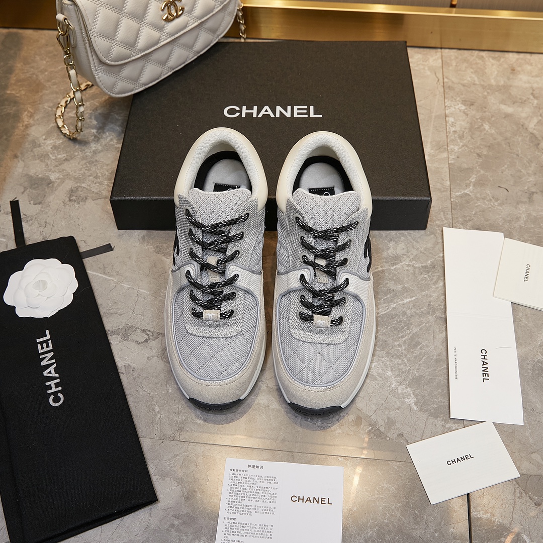 GIÀY CHANEL GREY SUEDE LOGO SNEAKERS