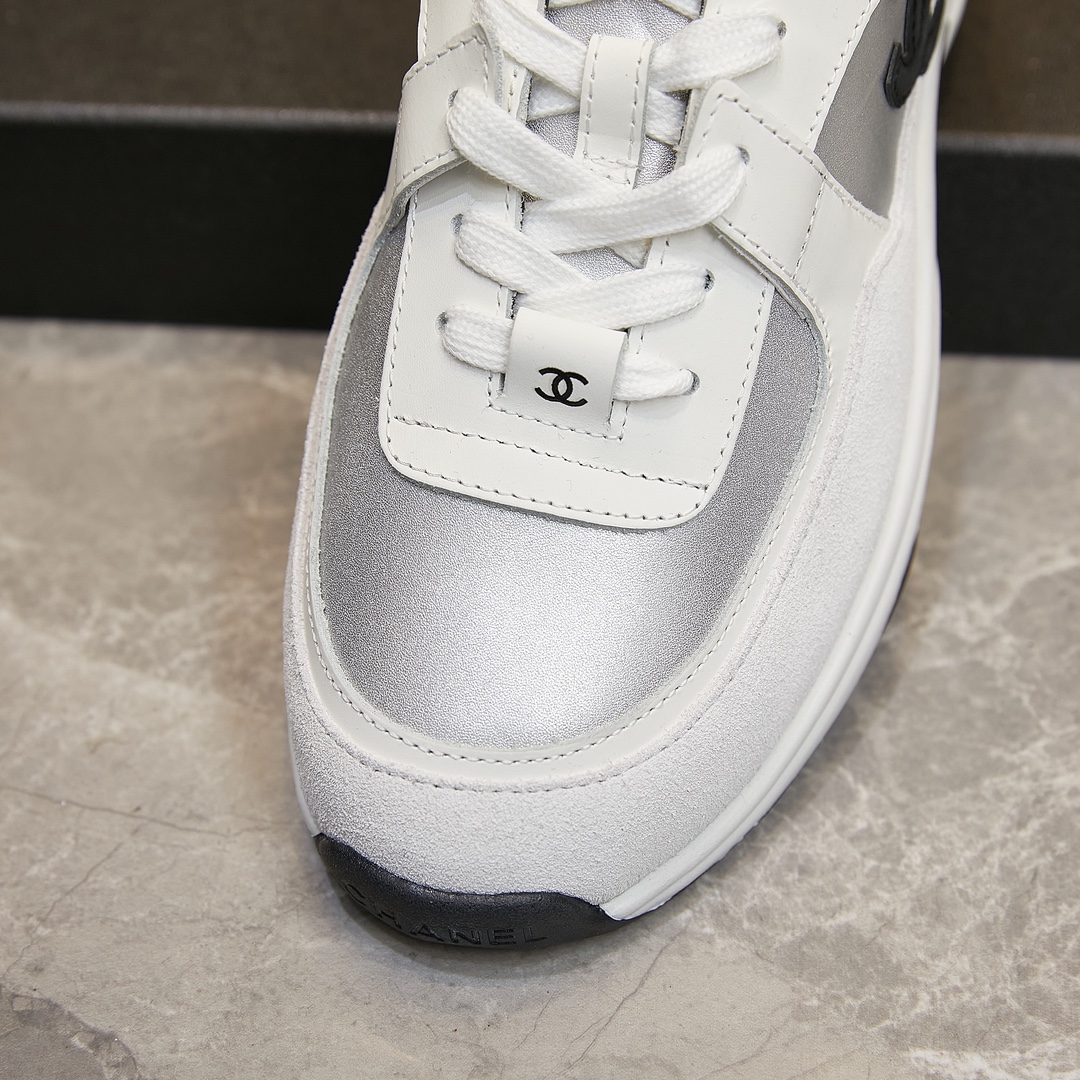 GIÀY CHANEL WHITE SUEDE LOGO SNEAKERS