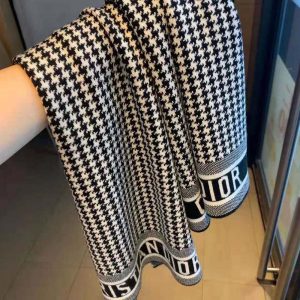 KHĂN Dior Women 30 Montaigne Scarf Black and White Houndstooth Cashmere Blend Knit