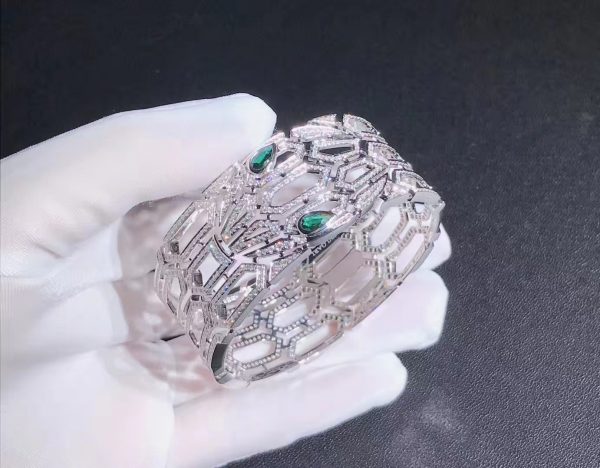 Vòng tay BVLGARI Serpenti Seduttori mắt ngọc lục bảo vàng trắng 18K