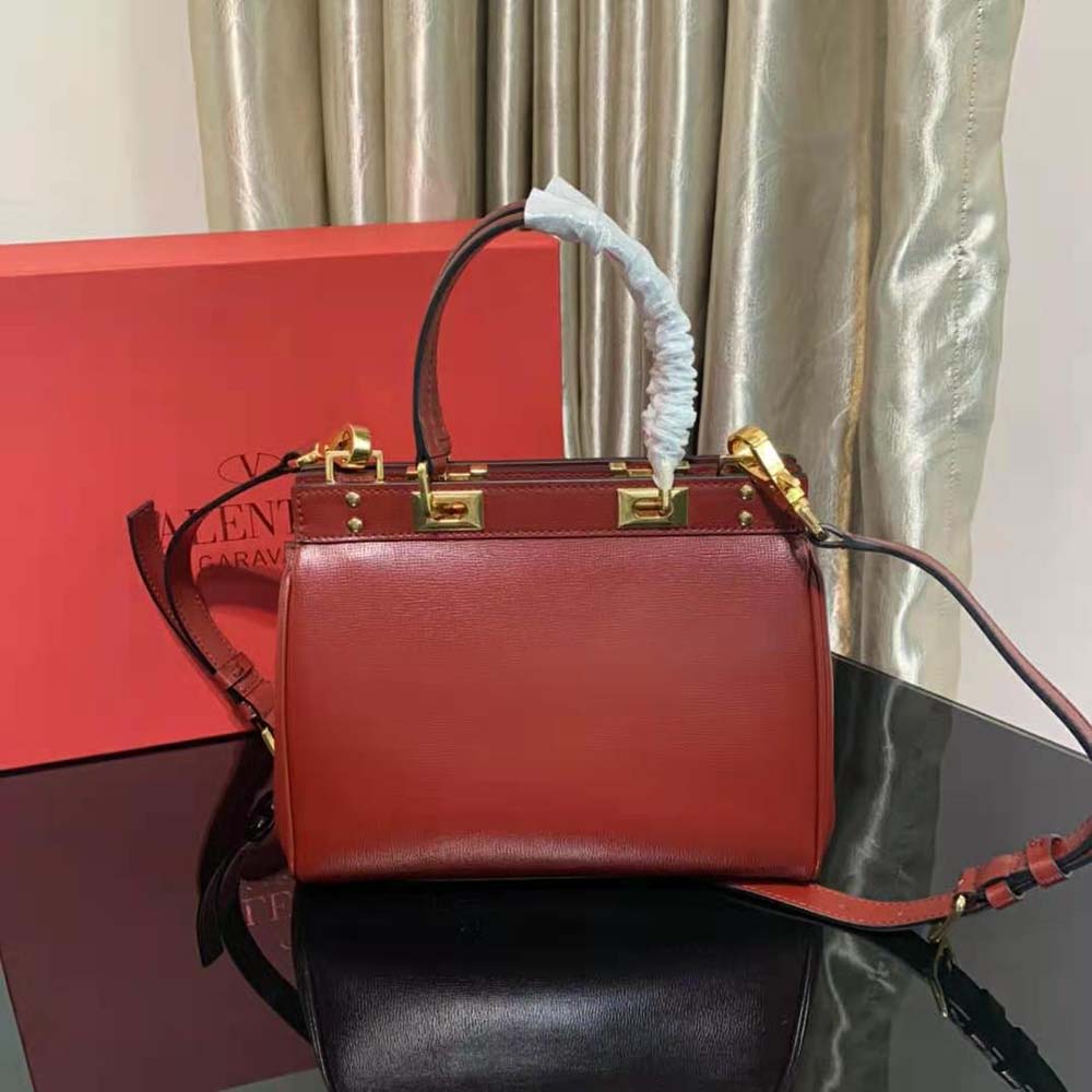 TÚI Valentino Rockstud Alcove Handbag in Grainy Calfskin-Red